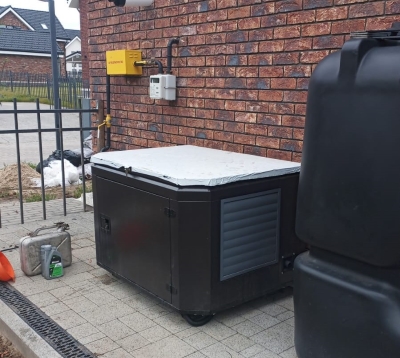 Бензиновый генератор с автозапуском в уличном контейнере