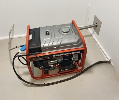 Бензиновый генератор с системой удалённого ручного запуска